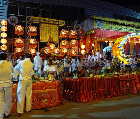 К концу фестивальной недели по всему Пхукету устанавливают столы с разными вкусностями – чтобы боги могли перекусить.