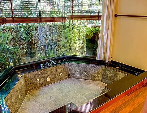 В доме целых четыре ванных комнаты. Это одна из них. Фото: компания BizPhuket – эксклюзивный представитель по продаже виллы Григория Лепса (Пхукет, Таиланд), bizphuket.net.