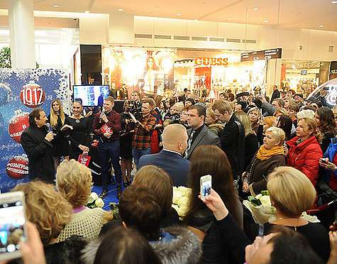 На встречу со Стасом Михайловым пришло более трех тысяч поклонниц. Фото: материалы пресс-служб.