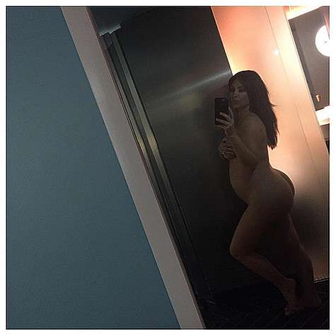 Ким Кардашьян полностью разделась и показала свой беременный живот. Фото: Instagram.com/kimkardashian.