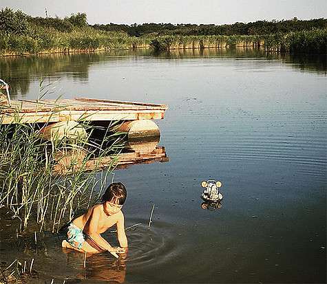 Александр Дибров с удовольствием ловит лягушек. Фото: Instagram.com/polinadibrova.