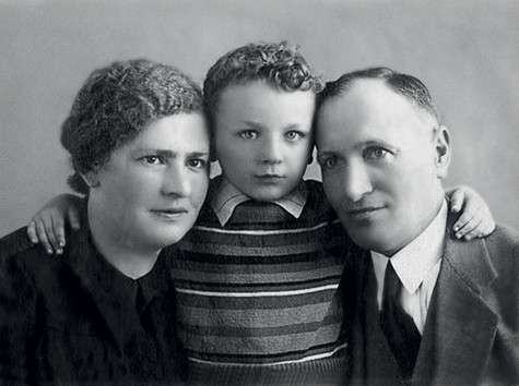 Одессит Миша Жванецкий родился в семье врачей. С папой Эммануилом Моисеевичем и мамой Раисой Яковлевной. Фото: личный архив Михаила Жванецкого. Одессит Миша Жванецкий родился в семье врачей. С папой Эммануилом Моисеевичем и мамой Раисой Яковлевной. Фото: личный архив Михаила Жванецкого.