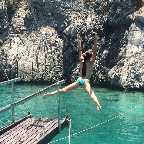 Дочь балерины Ариадна с удовольствием купалась в теплом море. Фото: социальные сети