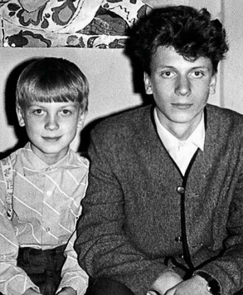 В детстве Сережа был озорным ребенком и своими анекдотами приводил в восторг компанию старшего брата Димы (на фото он справа). Фото: личный архив Сергея Светлакова.