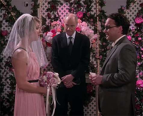 В новом сезоне сериальная героиня Куоко Пенни, наконец, вышла замуж за давнего бойфренда Леонарда, которого играет Джонни Галеки. Фото: www.youtube.com.