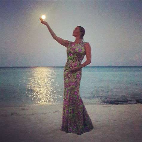 «Мальдивская луна на ладони», - подписала артистка фотографию, где Настя как-будто держит в руке Луну. Фото: социальные сети