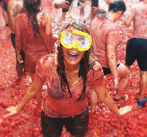 «После…»: актриса показала себя всю измазанную томатным соком. Фото: Instagram.com/blakelively.
