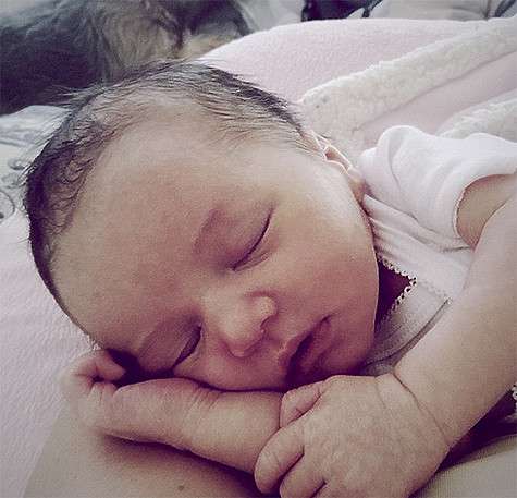 Мила Йовович пожаловалась, что маленькая Дэшиел Идан не дает им с мужем спать по ночам. Фото: Instagram.com/millajovovich.