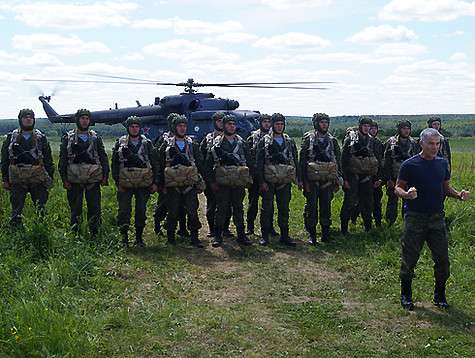 Из-за работающего вертолета Олегу Газманову пришлось петь в специальных наушниках. Фото: материалы пресс-служб.
