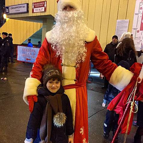 Дочь Кати Лель встретила Деда Мороза. Фото: Instagram.com.