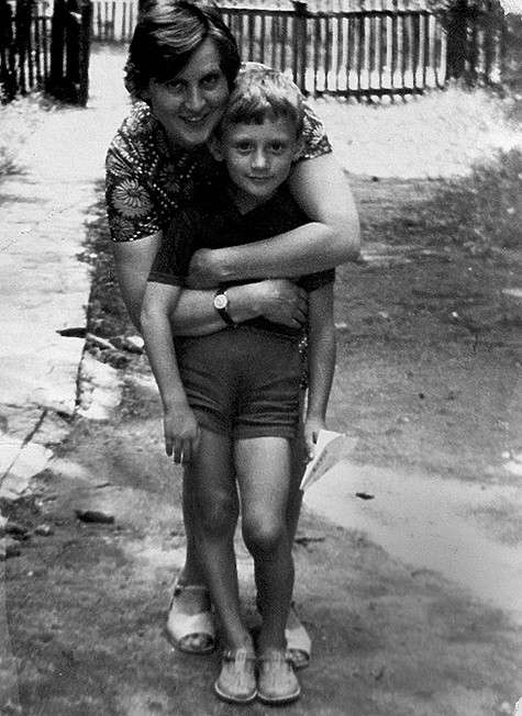 Наш герой с мамой Маргаритой Михайловной. Брацлав, 1978 год. Фото: личный архив Анатолия Белого.