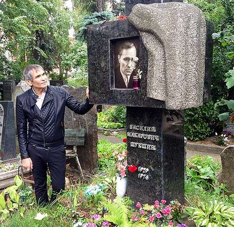 Бари Каримович порадовался, что на могилке Василия Шукшина есть свежие цветы. Фото: Instagram.com/bari_alibasov.