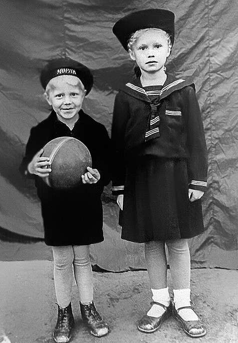 В детстве казачка Надя была блондинкой. С братом Валерой. Фото: личный архив Надежды Бабкиной.