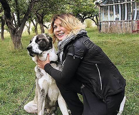 Солистка группа Ая была в восторге от подаренного ей большого щенка породы алабай... Фото: материалы пресс-служб. Солистка группа Ая была в восторге от подаренного ей большого щенка породы алабай... Фото: материалы пресс-служб.