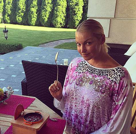 Анастасия Волочкова теперь готовит еду в чудо-кастрюльке. Фото: Instagram.com/volochkova_art.