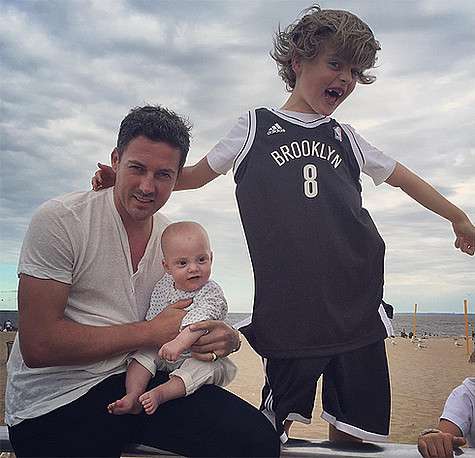Дэвид Гарднер с семимесячным сыном Сэйлором и десятилетним Майло - сыном Лив Тайлер от бывшего мужа. Фото: Instagram.com/misslivalittle.