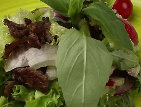 Летний салат из редиса с мясом. Фото: материалы пресс-служб.