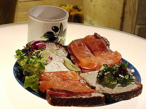 Сэндвич из ржаного хлеба с семгой и сметаной. Фото: материалы пресс-служб.