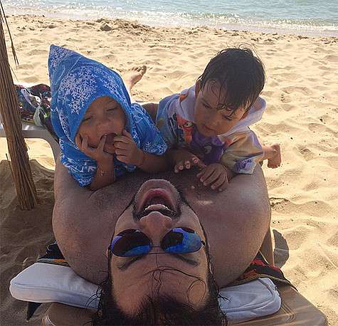 Филипп Киркоров показал снимки, на которых отдыхает на пляже вместе с Аллой-Викторией и Мартином. Фото: Instagram.com/fkirkorov.