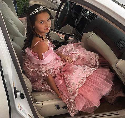 Для своего праздника Ариадна выбрала пышное розовое платье. Фото: Instagram.com/volochkova_art.