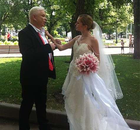 Борис Моисеев с невестой. Фото: Twitter.com.