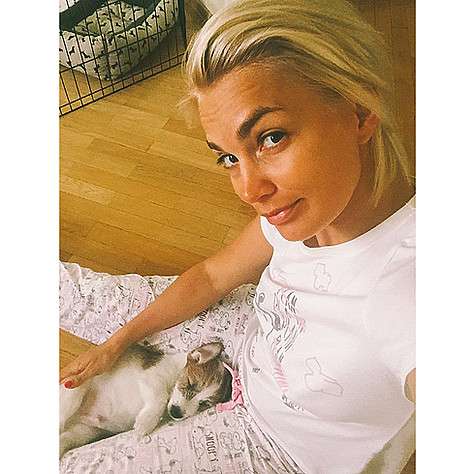 Юлия Костюшкина со щенком: «Суббота, она такая». Фото: Instagram.com/karapylka.