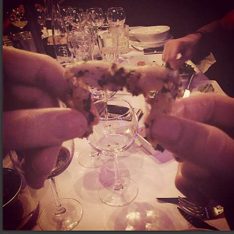 Victoriabonya: «Мой суженый ест лапы лягушек. Я до сих пор не могу себя пересилить и отведать этот французский деликатес! А вы? Пробовали?» Фото: социальные сети.