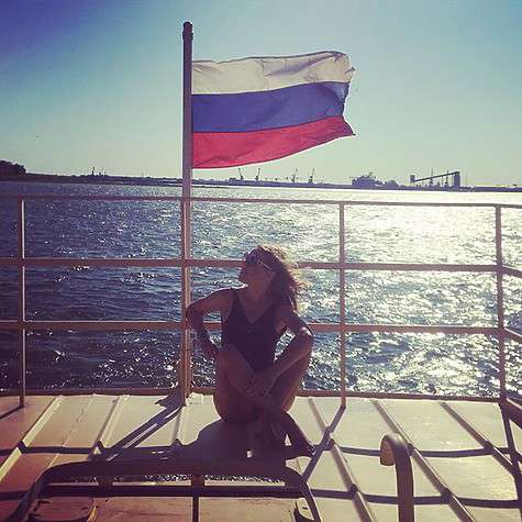 Фото в купальнике на фоне российского флага вызвало волну негодования поклонников. Фото: социальные сети