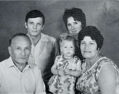 Маленькая Марина в окружении семьи. Идиллия обманчива: через некоторое время ее родители развелись. Фото: личный архив Марины Могилевской.