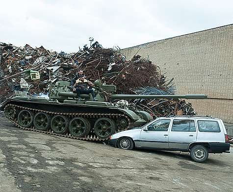 В ходе съемок нового клипа Тимати иномарки давил настоящий танк. Фото: материалы пресс-служб.