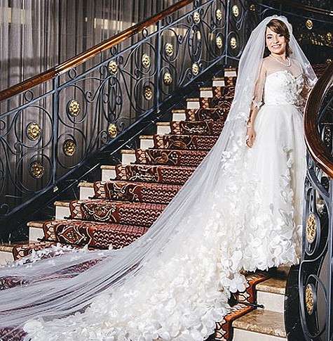 Говорят, платье невесты обошлось ее маме в 800 тысяч рублей. Фото: Facebook.com/syabitova.
