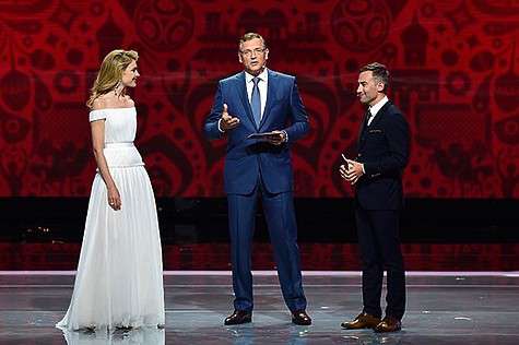 "Круто, что впервые жеребьевку чемпионата мира по футболу провел десятилетний мальчик", - подписал Дмитрий эту фотографию в фейсбуке. Фото: социальные сети Круто, что впервые жеребьевку чемпионата мира по футболу провел десятилетний мальчик, - подписал Дмитрий эту фотографию в фейсбуке. Фото: социальные сети