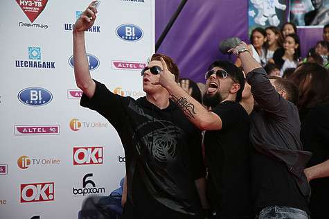 Никита вместе с командой решили сделать селфи на фоне пресс-вола. Фото: Лидия Шарловская Никита вместе с командой решили сделать селфи на фоне пресс-вола. Фото: Лидия Шарловская