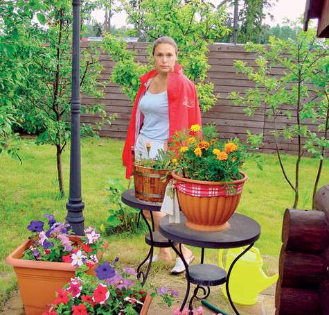 Марина – садовод со стажем. Она не только делает прекрасные клумбы, но и выращивает кабачки, морковь, зелень. Фото: личный архив Марины Могилевской.