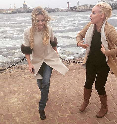 Жанна Эппле и Дана Борисова устроили небольшую фотосессию неподалеку от торгового центра. Правда, потом поднялся сильный ветер и съемки пришлось прекратить. Фото: Instagram.com.