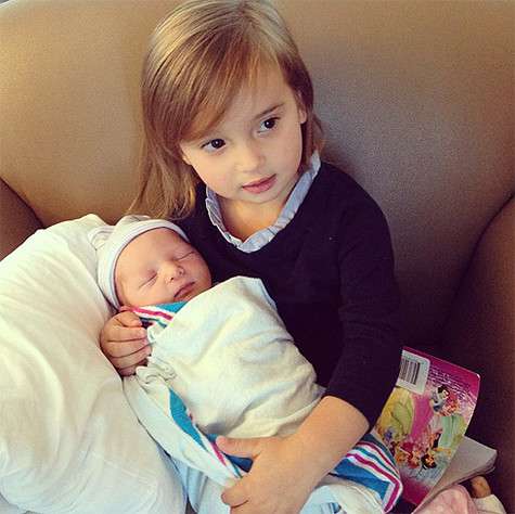 Арабелла держит на руках новорожденного брата. Фото: Instagram.com.