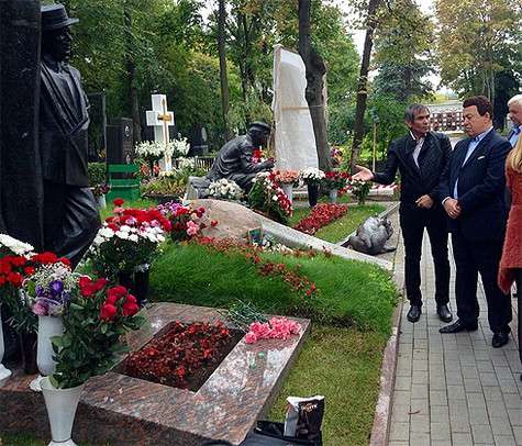 В ходе экскурсии по Новодевичьему кладбищу Кобзон рассказал Алибасову, что свое место от отдал еще 17 лет назад Борису Брунову. Фото: Instagram.com/bari_alibasov.