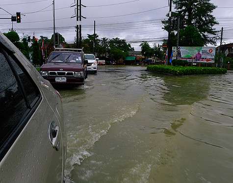На юге Таиланда дожди сильно затрудняли движение...