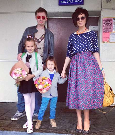 Саша Зверева с детьми и Дмитрием Алмазовым. Фото: Instagram.com.