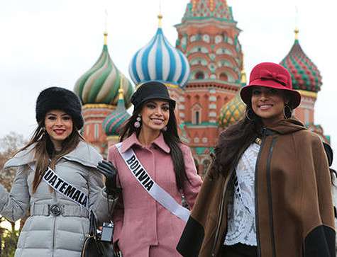 Участницы конкурса Мисс Вселенная-2013 погуляли на Красной площади. Фото: Наталья Мущинкина.