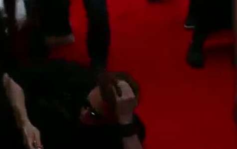 Когда была поднята декорация, Никита был в сознании и лишь потирал голову рукой. Кадры из видеоролика informburo.kz Когда была поднята декорация, Никита был в сознании и лишь потирал голову рукой. Кадры из видеоролика informburo.kz