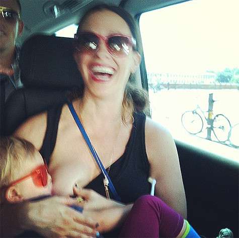 Аланис Мориссетт показала, как кормит своего сына, в честь Всемирной недели грудного вскармливания. Фото: Instagram.com.