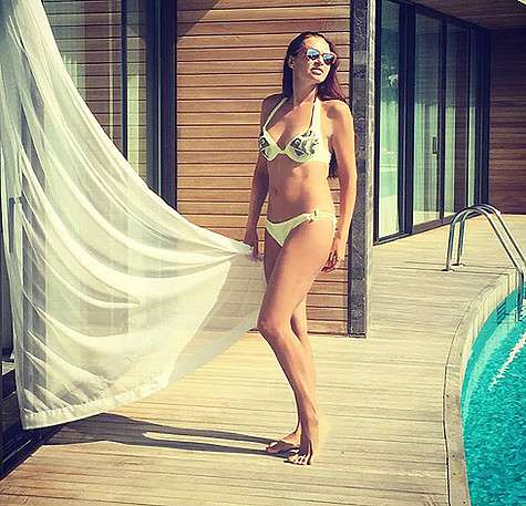Пару недель назад Эвелина Бледанс выкладывала снимок в желтом купальнике, но поклонники пришли к единодушному мнению, что зеленый идет артистке больше. Фото: Instagram.com/bledans.