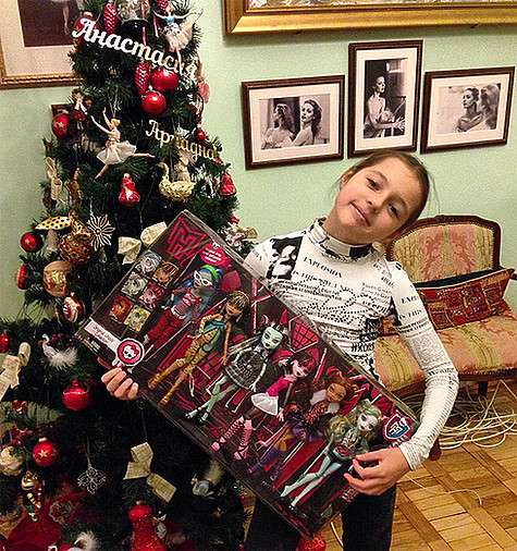 Дочь Волочковой получила первый подарок. Фото: Instagram.com/volochkova_art.