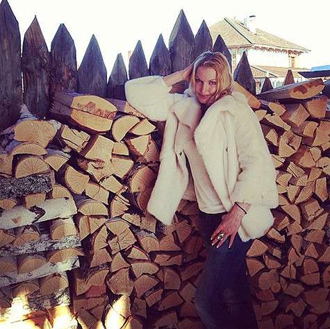 Нереальная баня на дровах в Тобольске! - подписала снимок Анастасия Волочкова. Фото: Instagram.com.