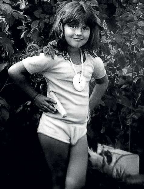 С такой прической маленький Бари действительно был похож на девочку. Фото: личный архив Бари Алибасова.