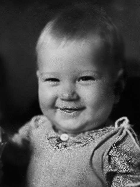 В детстве наш герой был малышом улыбчивым и выглядел довольным жизнью. Фото: личный архив Михаила Осадчего.