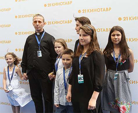 Отец шестерых детей Иван Охлобыстин считает, что ничто не заменит детям родительского тепла и внимания.