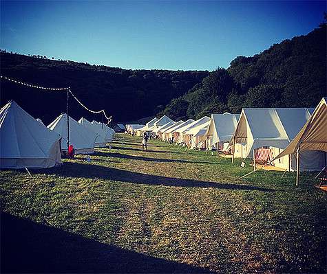 На территории поместья для гостей были установлены домики и палатки. Фото: Instagram.com/lucalvani.