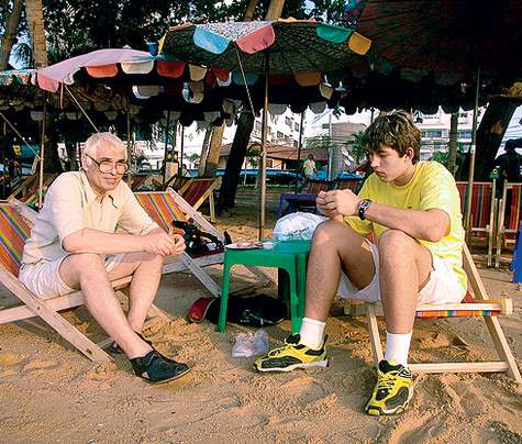 «После того как отец перестал вмешиваться в мою жизнь, у нас установились просто шикарные отношения». На отдыхе в Таиланде, 2001 год. Фото: личный архив Бари Алибасова. «После того как отец перестал вмешиваться в мою жизнь, у нас установились просто шикарные отношения». На отдыхе в Таиланде, 2001 год. Фото: личный архив Бари Алибасова.